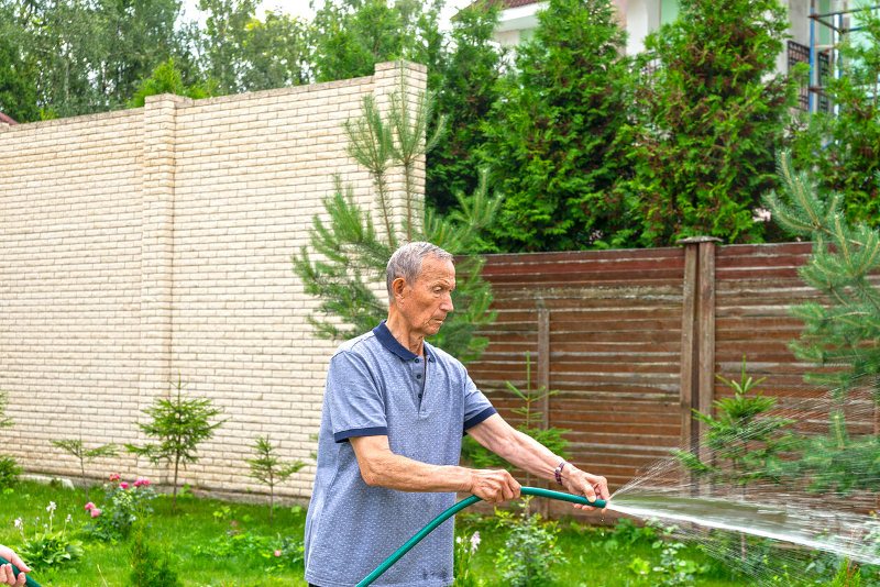 Тремор рук в пожилом возрасте: причины и лечение